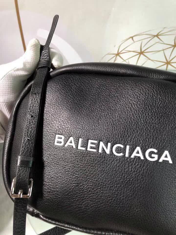 BALENCIAG巴黎世家 摔紋牛皮相機包 巴黎世家超暴款包包 男女通用  BL1332